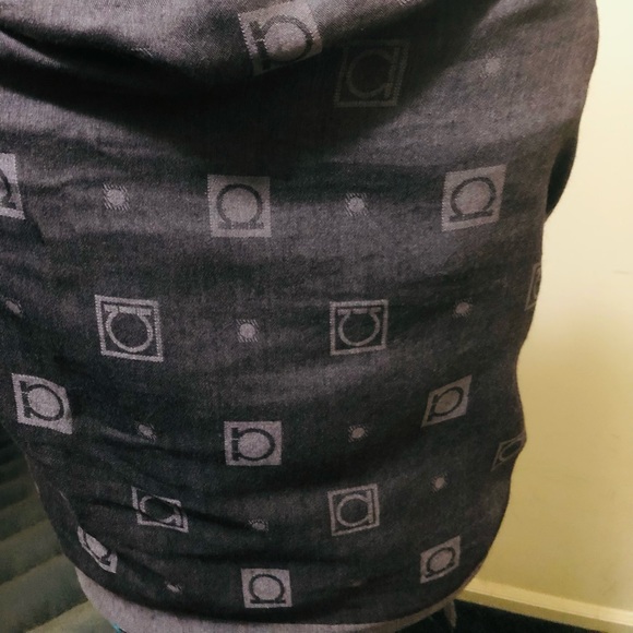 Salvadore Ferragamo Scarf/Shawl. 72” By 30”. 100% Cashmere. Long. - Picture 15 of 15